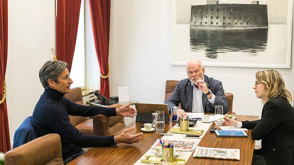 Karl-Heinz Grasser, sein Anwalt Manfred Ainedter und Redakteurin Christina Traar 