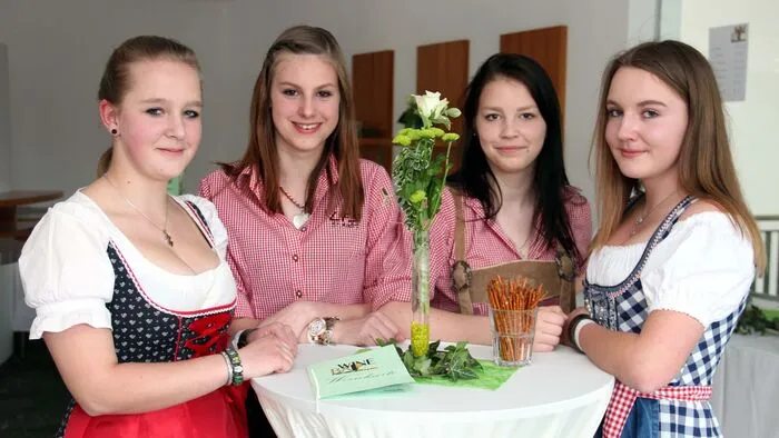 149 Schüler und 4 Schülerinnen (am Foto) feierten den 28. LFS Ball ihrer Schule in St. Andrä. 2500 "Balltiger" machten ihre Aufwartung.