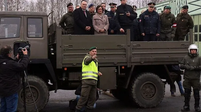 Die Minister machen sich auf dem Heeres-Lkw ein Bild von der Lage