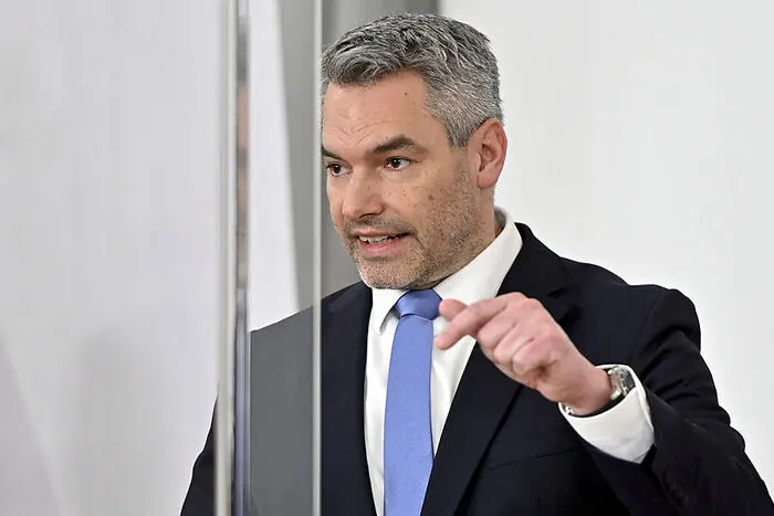 Innenminister Karl Nehammer (ÖVP) gibt im „virologischen Quartett“ den strengen Einpeitscher, mit Beginn der Pandemie lag es an ihm, mit Konsequenzen durch die Exekutive zu drohen, wenn gegen Corona-Maßnahmen verstoßen wird. Mit seiner klaren Sprache hebt sich Nehammer von anderen, rhetorisch durchgecoachten ÖVP-Ministerinnen und -Ministern ab, inhaltlich bleibt er dabei aber stets auf türkiser Linie. In Bedrängnis brachte ihn jedoch der Terroranschlag in Wien. Konnte er zuerst stolz das schnelle Ausschalten des Täters durch die Polizei verkünden, musste er sich wenig später für Ermittlungspannen seiner eigenen Behörde entschuldigen. Die Reform des Verfassungsschutzes wird eine der größten Aufgaben von Nehammerim kommenden Jahr sein.
