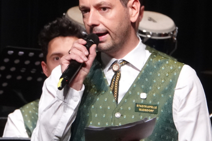 Obmann Markus Mauthner freute sich über den großartigen Besuch und berichtete über den soeben verstorbenen langjährigen Obmann und 1. Flügelhornisten Karl Schnecker, dem dieses Konzert spontan gewidmet wurde.