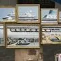 Mehrere Gemälde fügen sich gemeinsam zu einem Kreuzfahrtschiff zusammen - ist "Venice in Oil" das neueste Werk von Banksy?
