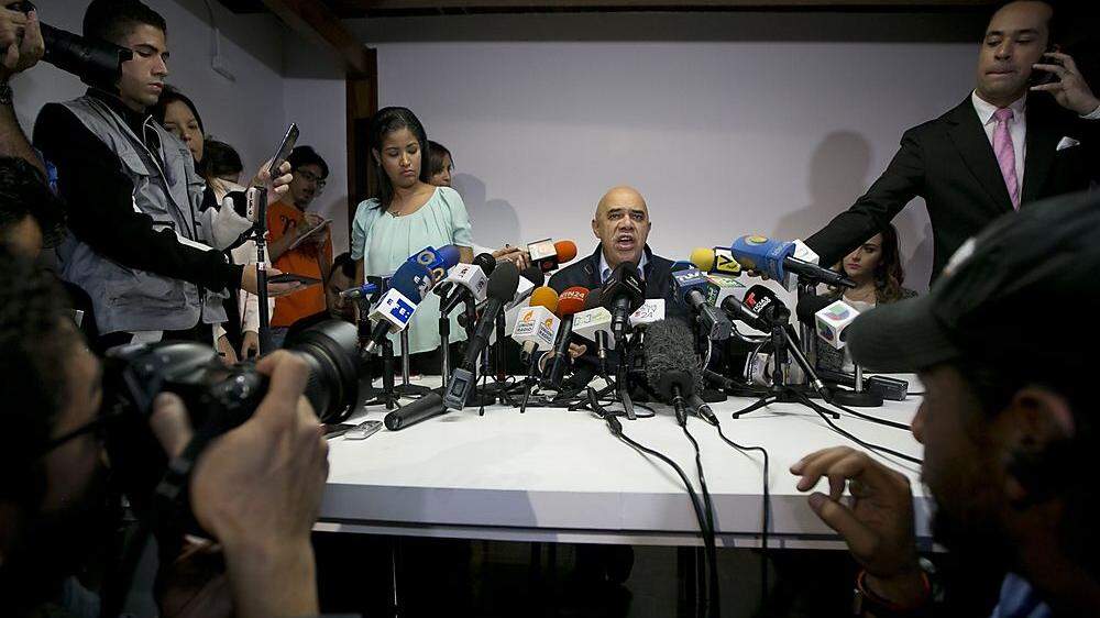 Der Sprecher der Opposition, Jesus Torrealba, traf Präsident Maduro. 