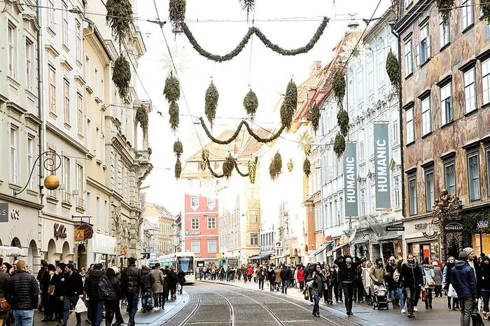 ...die mittlerweile traditionell verkehrt aufgehängten Bäume werden die zentrale Grazer Straße wieder schmücken.