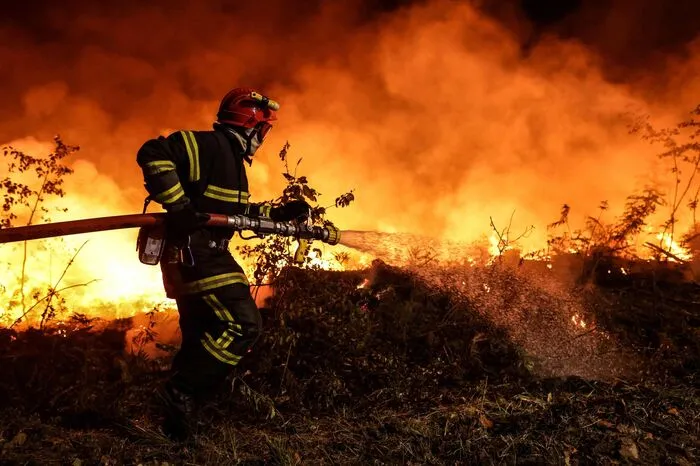Südlich von Bordeaux am Bassin d'Arcachon sind bereits 15.000 Hektar abgebrannt, vor allem Pinienwälder. Im Ort Teste-de-Buch gelangte das Feuer bis zum Atlantikstrand. Südlich der Dune du Pilat, einem beliebten Reiseziel, waren immense Rauchwolken zu sehen. Etwa 16.200 Urlauber mussten seit Dienstag Campingplätze und Unterkünfte verlassen.  