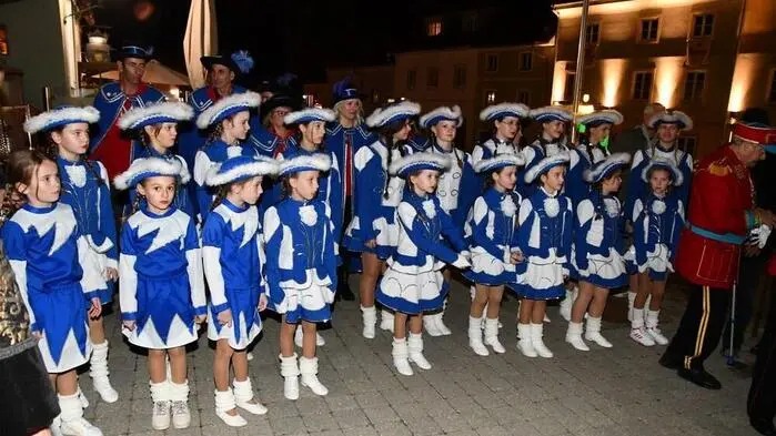 Murau ist offiziell im Faschingsfieber: Am 11.11. um 18.18 Uhr wurde am Raffaltplatz die närrische Zeit eingeläutet. Mit dabei waren die Spitze der Stadtgemeinde Murau, die Mädchengarde – verstärkt durch Mädchen der Volksschule –, der Faschingsverein „Narrisch Guat“, die Faschingspolizei und zahlreiche gut gelaunte Murauerinnen und Murauer.