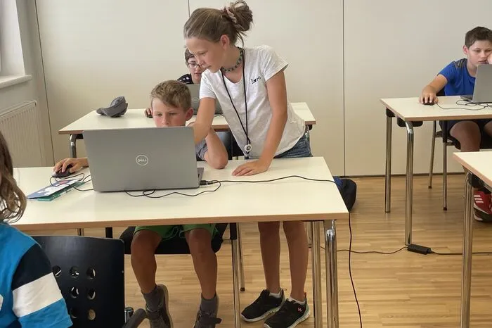 13 Kinder machen erste Erfahrungen im Programmieren und in der Robotik