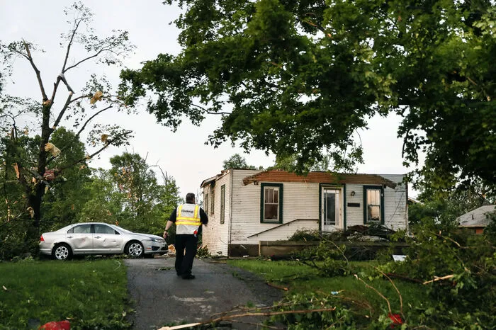 Die Gasversorgung wurde vorübergehend gekappt. Der Wetterdienst warnte vor Springfluten. Es war bereits der dritte Tornado binnen einer Woche im Zentrum der USA.  
