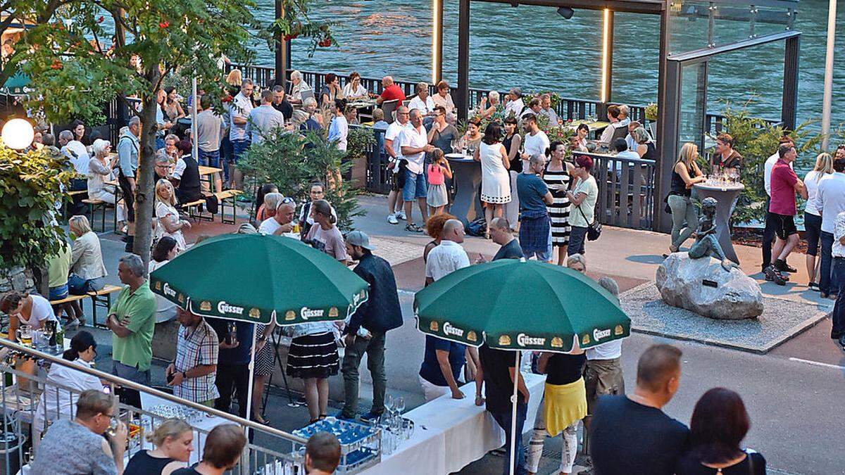 Auch in diesem Jahr bietet Riverside Genuss am Fluss – mit Kulinarik und Live-Musik am Brucker Murkai