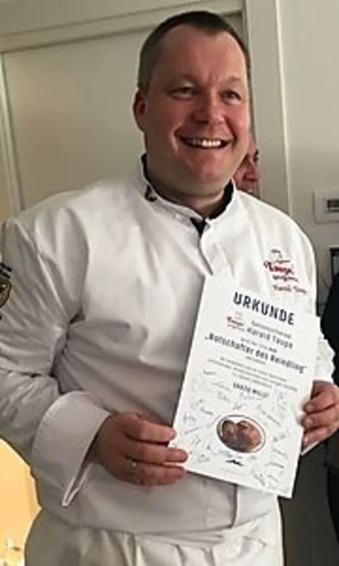 Harald Taupe mit seiner Urkunde