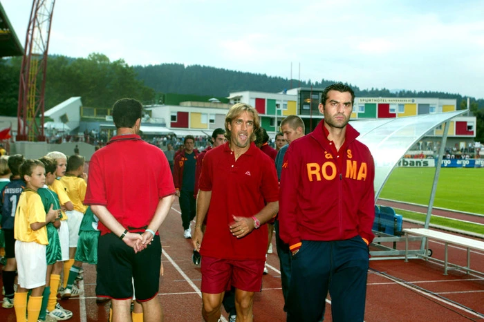 ...der argentinische Star-Angreifer Gabriel Batistuta (Mitte) von der AS Roma.