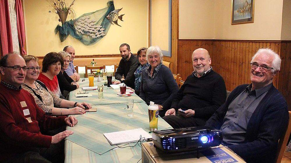 Die Familienforscher, allen voran Hartmut Passauer (rechts vorne)  treffen sich jeden ersten Freitag im Monat im Gasthaus Wallerwirt in Gösselsdorf 