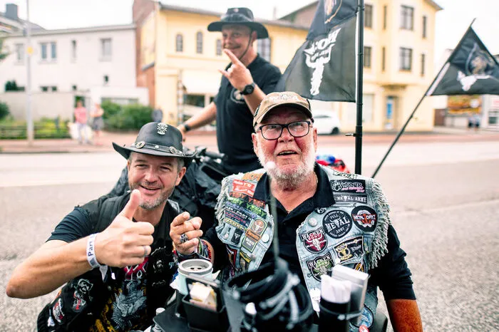 Die Bilder von zigtausend schwarz gekleideter Hard-Rock-Fans, die auf dem platten Land zwischen Kirchturm und Kühen feiern, sind schon legendär.