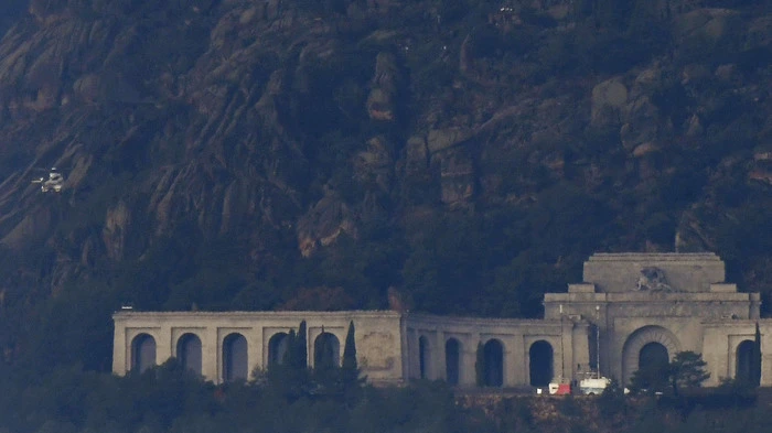 Im riesigen Mausoleum des spanischen Diktators Francisco Franco ist am Donnerstag die umstrittene Exhumierung des Gewaltherrschers (1892-1975) über die Bühne gegangen.