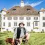Horst Stark mit Hund Oskar: Der Unternehmer erwarb das Schloss vor zwei Jahren 
