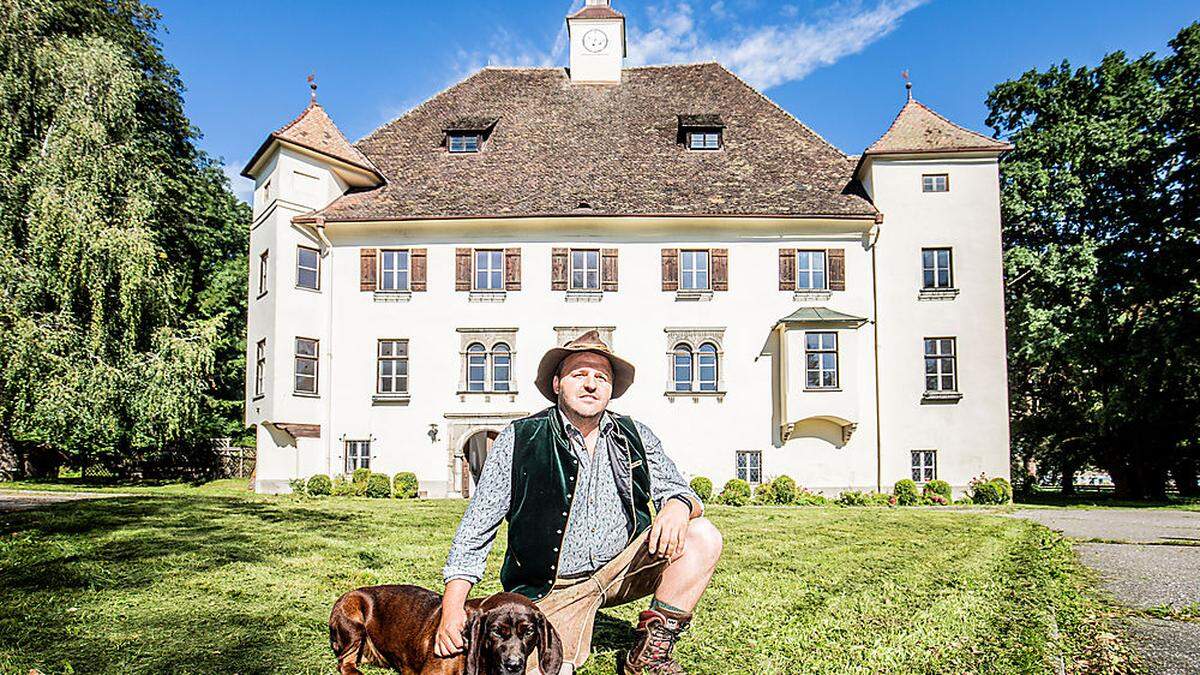 Horst Stark mit Hund Oskar: Der Unternehmer erwarb das Schloss vor zwei Jahren 