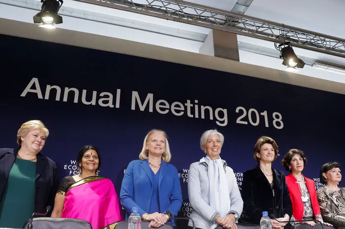 Vor der Eröffnung des World Economic Forums traten die Vorsitzenden der Organisation vor die Presse: Erna Solberg, Premierministerin Norwegens; Chetna Sinha, Deshi Foundation; Ginni Rometty, CEO von IBM; Christine Lagarde, IWF-Chefin; Isabelle Kocher, CEO ENGIE; Fabiola Gianotti, Generaldirektorin der Europäischen Organisation für Nukelarforschungund Sharan Burrow, Generalsekretärin der  International Trade Union Confederation