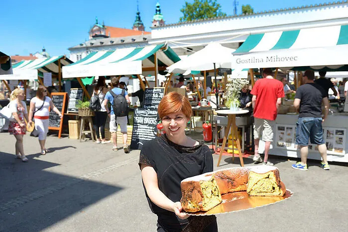 Offene Küchen. Jeden Freitag zwischen April und Oktober treffen sich zwischen 10 und 22 Uhr die besten Köche Sloweniens bei den „Offenen Küchen“ am Marktgelände von Ljubljana. Hier kann man kosten, gustieren, naschen und sich gemütlich mit Freunden treffen.