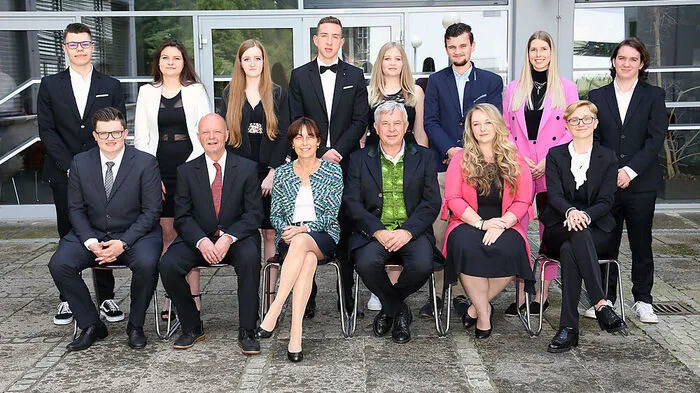Die erfolgreichen Maturanten der 5A mit ihren Lehrern