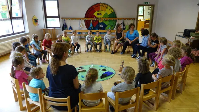 Kindergartenleiterin Sabine Hirschmugl-Gaisch lud Karin Hecke und Susanne Plank von der Arbeitsgemeinschaft Kind und Wissenschaft (Arge Kiwi) ein.