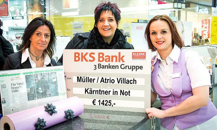 Drogerie-Müller-Team mit dem Scheck für 