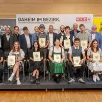 Bei der erfolgreichen Abschlussprüfung: 1. Reihe von links nach rechts: Julian Köder, Sina Lerchbaumer, Vanessa Preßlaber, Jasmin Marcon, Julian Michael Wurzer, Carolina Walder und Felix Strauss. 2. Reihe von links nach rechts: Gerhard Wurzer, Karl Brunner, Johann Schett, Friedrich Wieser, Franz Mariacher, Hermann Niederkofler, Hannes Linder, Philipp Küng, Gabriel Forcher, Jonas Walder, Günther Hassler, Florian Mariner, Helmuth Hehenberger, Klaus Oberegger, Michaela Hysek-Unterweger und Martin Gollner