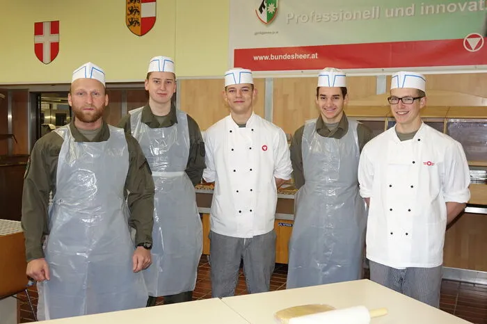 Soldaten und Köche des Jägerbataillons 18 erwarteten die Volksschüler in der Landwehrkaserne St. Michael.