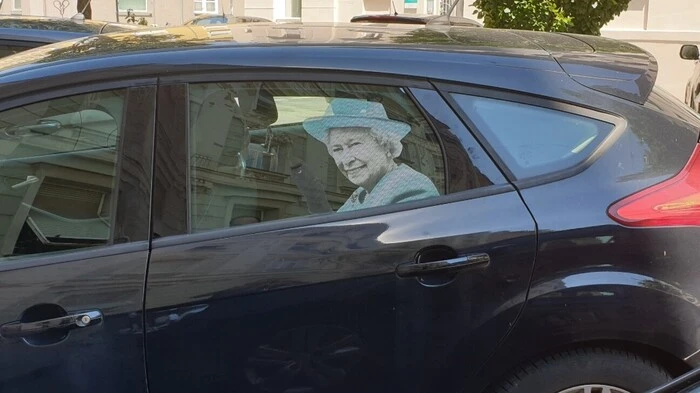 A bissl unheimlich... die Queen fährt durch Graz!
