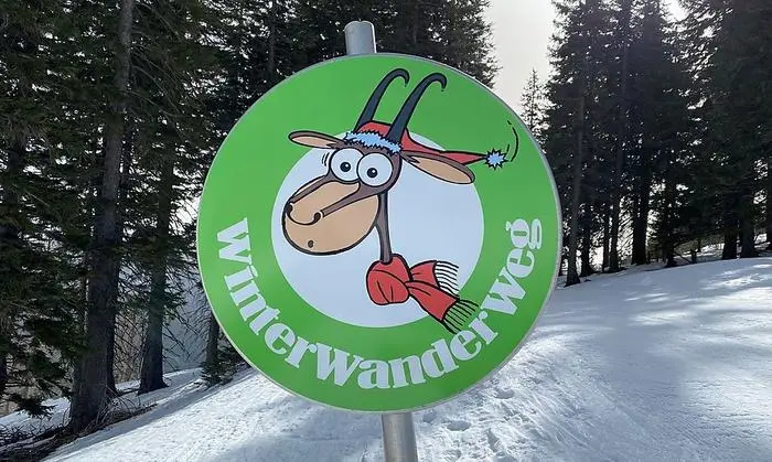 Winterwanderern hilft ein Sessellift beim Aufstieg