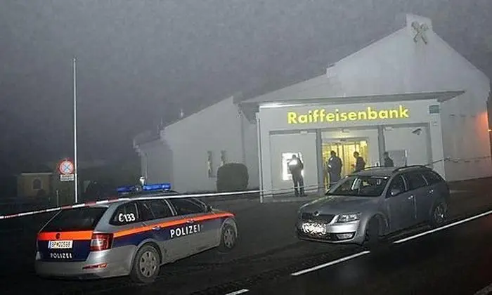 Absperrung des Tatorts nach Überfall auf die Raika in Schiefling im November 2016