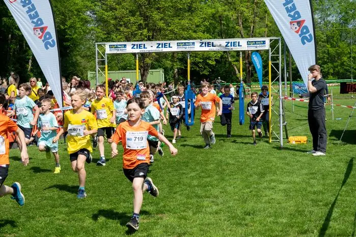 1017 Volksschulkinder und 67 Mittelschülerinnen und Mittelschüler absolvierten den Wald- und Wiesenlauf