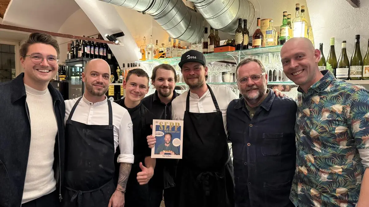 NEOS-Spitzenkandidat bei der steirischen Landtagswahl Niko Swatek (links), NEOS-Nationalratsabgeordneter Sepp Schellhorn (2. v. r.) und Gastgeber und Spitzenkoch Johann Schmuck (3. v. r.) mit seinem Team