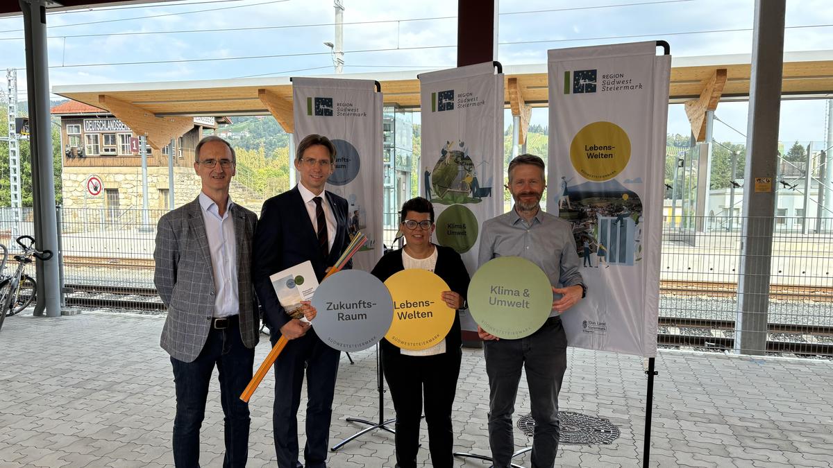 Beim Rückblick auf die vergangenen Jahre präsentierten Ewald Jantscher, ÖBB-Regionalleiter, Joachim Schnabel, Vorsitzender des Regionalvorstandes, Bernadette Kerschler, Stellvertretende Vorsitzende des Regionalvorstandes und Lasse Kraack, Geschäftsführer des Regionalmanagements Südweststeiermark erfolgreich umgesetzte Projekte. (v. l.)