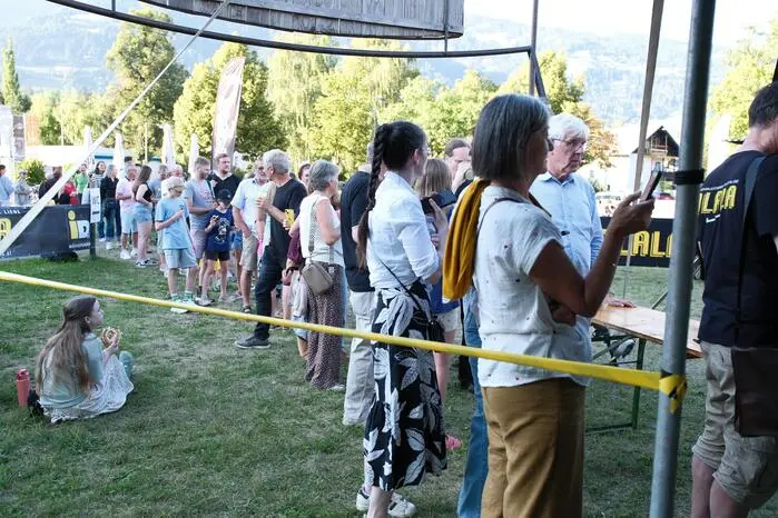 Schon vor Einlass bildete sich eine Menschenschlange am Hochstein-Areal