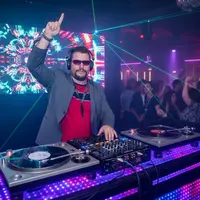 Dominik Wachta nutzt für seine Musik selbst KI, dabei ist ihm Transparenz aber wichtig