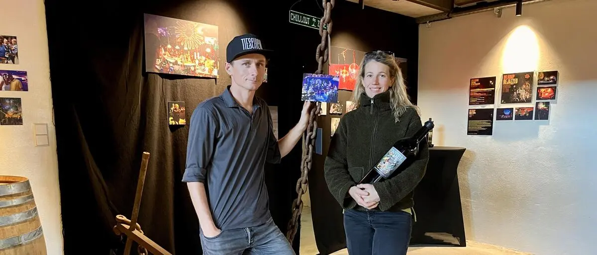 Winzer Simon Engel mit seiner Frau Andrea Engel, die am Weingut für Kulinarik und den Ab-Hof-Verkauf zuständig ist