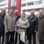 Das Ehepaar Sollgruber (vorne Mitte) erhielt den Schlüssel für ihre neue Wohnung 