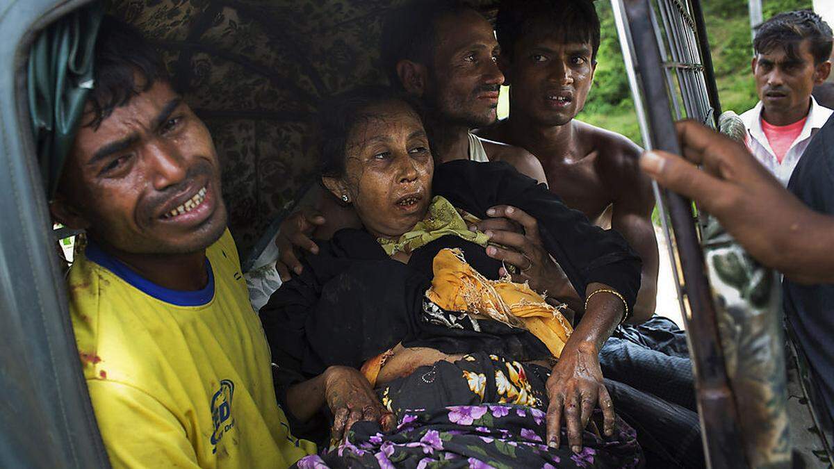 Eine Rohingya-Frau wird ins Krankenhaus gebracht - eine Landmine fetzte ihr auf der Flucht ein Bein weg