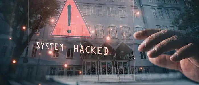 Eine Computertastatur, im Hintergrund das CHS Villach | Die Hacker stahlen Daten von Schülern und Lehrern des CHS Villach