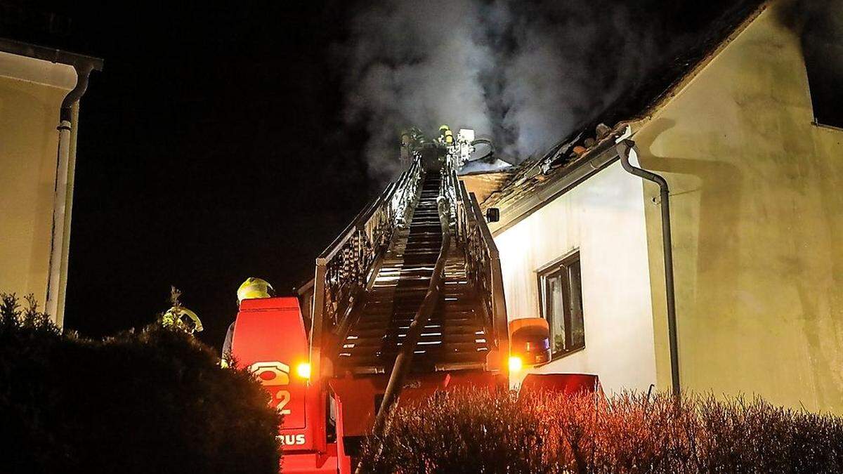 Einsatzkräfte kämpften am 23. November stundenlang gegen die Flammen