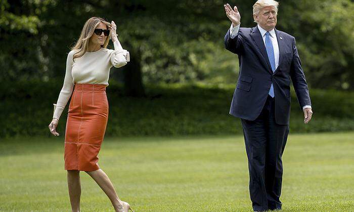 Abschied vor dem Weißen Haus: Der Präsident und seine Frau winken der Presse zu, bevor sie abreisen
