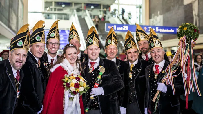 Rund 150 Narren aus ganz Kärnten trafen am Sonntag auf dem Klagenfurter Hauptbahnhof ein und marschierten mit lautem Getöse Richtung Landesregierung.