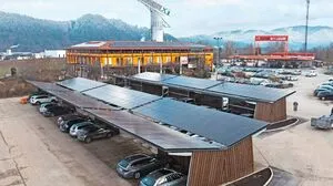 Carports mit PV-Anlagen, dahinter Berge | Bei „Mocho Energy“ wird auf eine nachhaltige Begrünung gesetzt