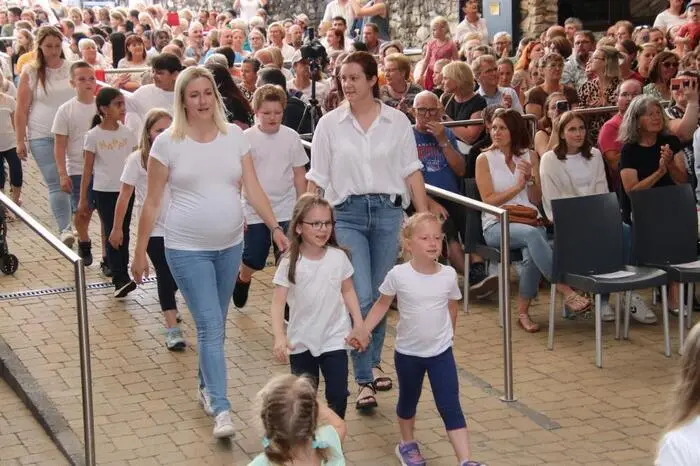Der Andrang zum Musical war groß, und der Applaus brandete auf, als die 240 Kinder der Volksschule, einheitlich in weißen T-Shirts, Hemden oder Blusen gekleidet, mit ihren Pädagoginnen zur Aufführung einzogen. 