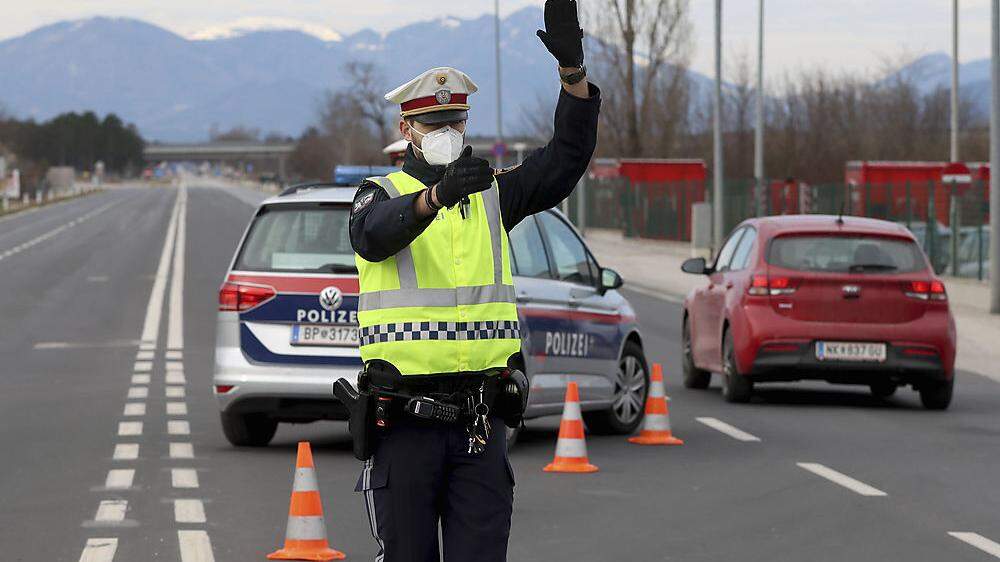 Die Polizei kontrolliert stichprobenartig negative Coronatests bei der Ausreise aus Wiener Neustadt. 