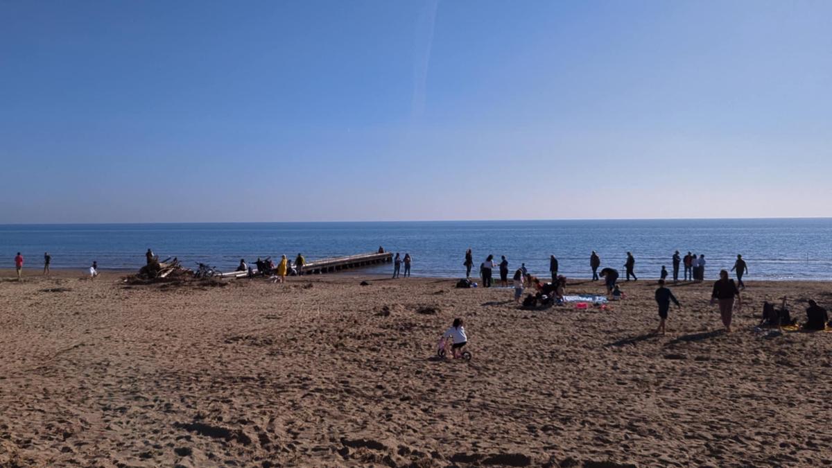 Viele Spaziergänger am Strand von Jesolo 