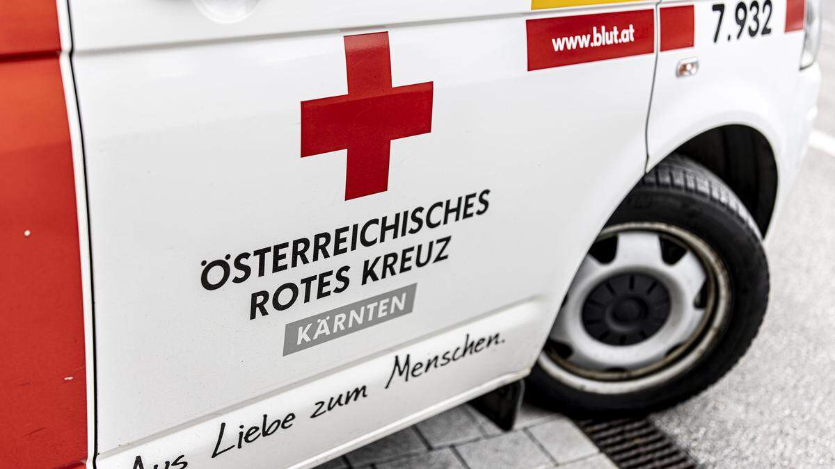 Die verletzte Lenkerin wurde von der Rettung ins Klinikum Klagenfurt eingeliefert