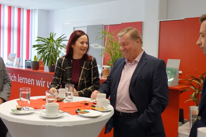 Bibiane Puhl von "Kraft. Das Murtal" im Austausch mit Manfred Wehr von der Stadtwerke Judenburg AG.