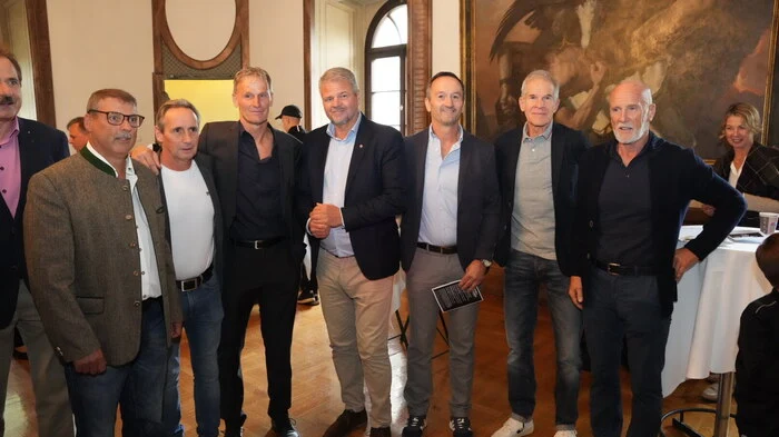 Einige der Legenden des Spittaler Fußballsports, die eine Ehrung erfuhren mit Bürgermeister Gerhard Köfer. 