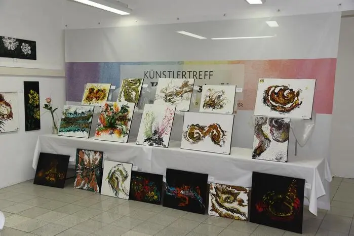 Sie sieht ihre Arbeit als malerische Wiedergabe der sichtbaren Wirklichkeit, indem sie Impressionen von der poesievollen Landschaft mit ihrer üppig blühenden Flora auf die Leinwand bannt.